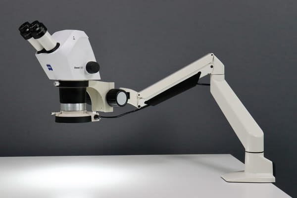 ZEISS Stemi 305 am ZEISS Stativ mit K-Controller