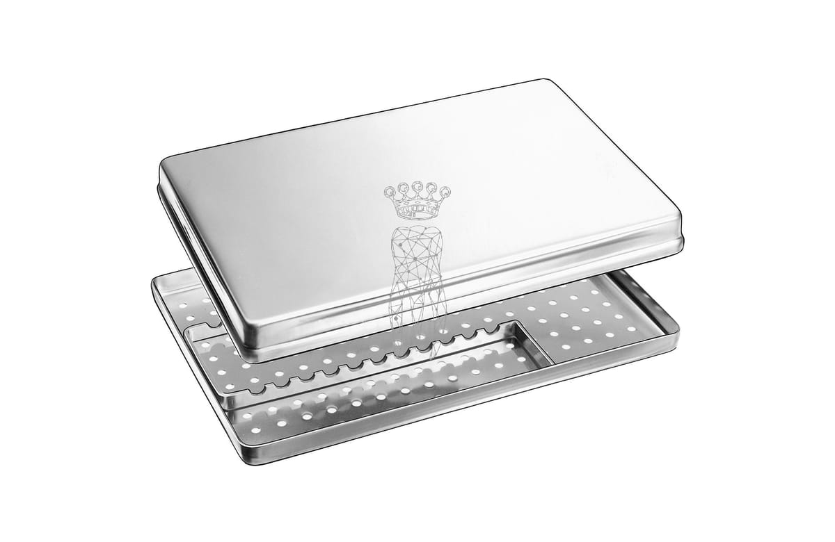 Normtray Edelstahl rostfrei 285x185x40mm Boden gelocht + Deckel + Instr.-Träger – Carl Martin, Trays, Sterilization Containers and Accessories