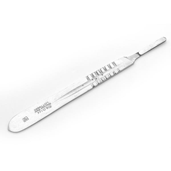Precision Control: Scalpel Handle No.4 for Surgical Maneuvers