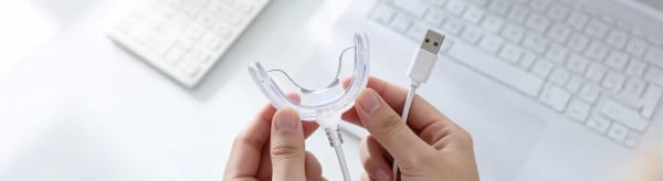 Teeth whitening device / kit