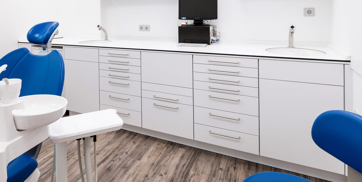 Armoire de radiologie – Freuding Labors, Practice Furniture and Accessories
